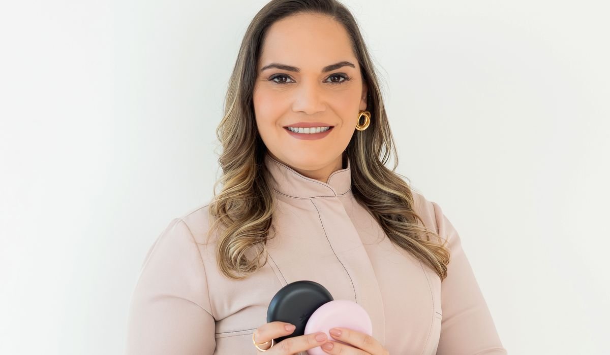 Dra. Adriana Britto segurando o estojo dos alinhadores invisíveis