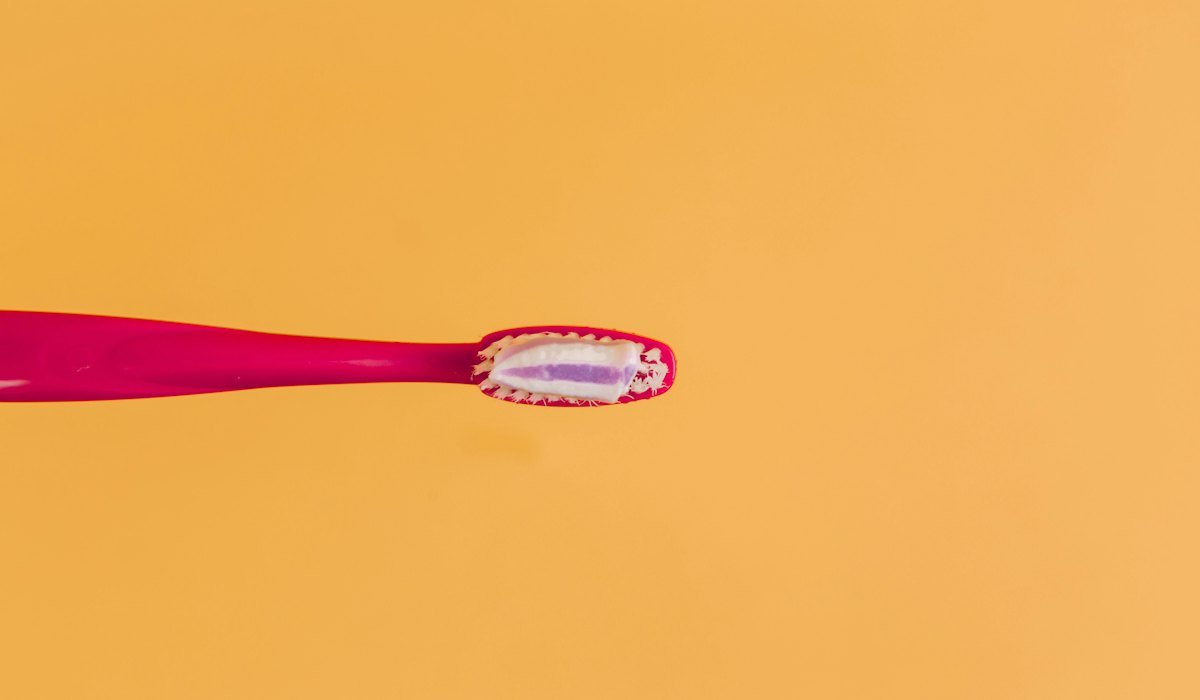 Fio dental: por que a escova sozinha não é suficiente