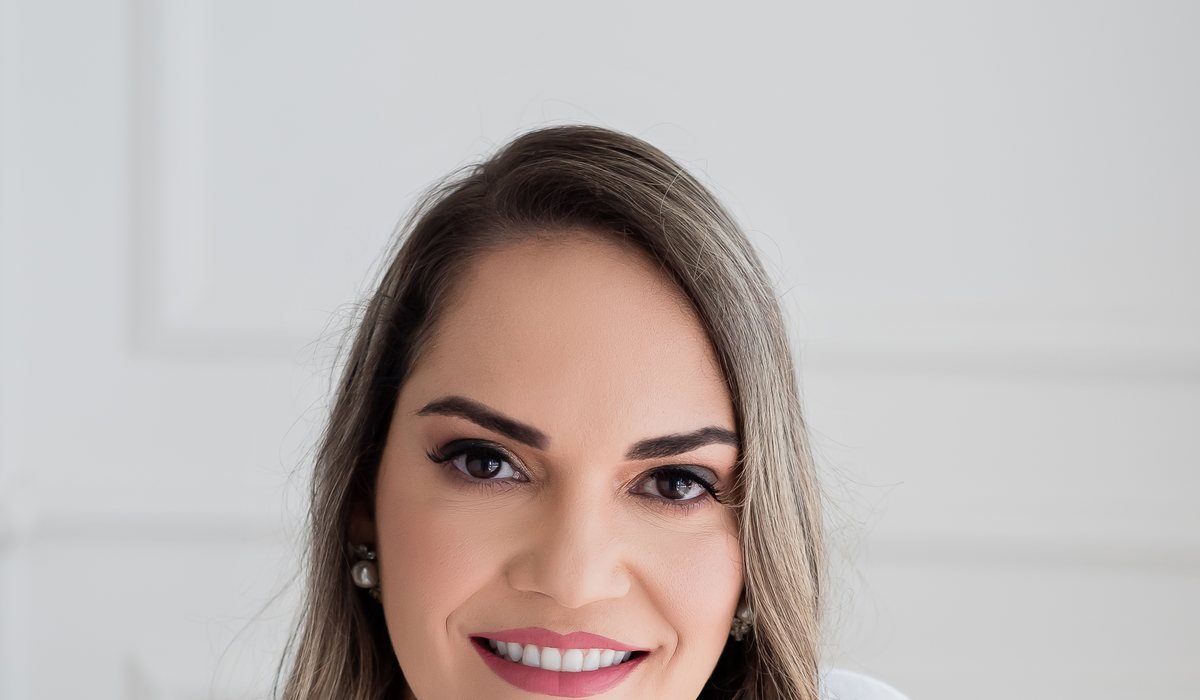 Dra. Adriana Britto com sorriso natural e harmonioso