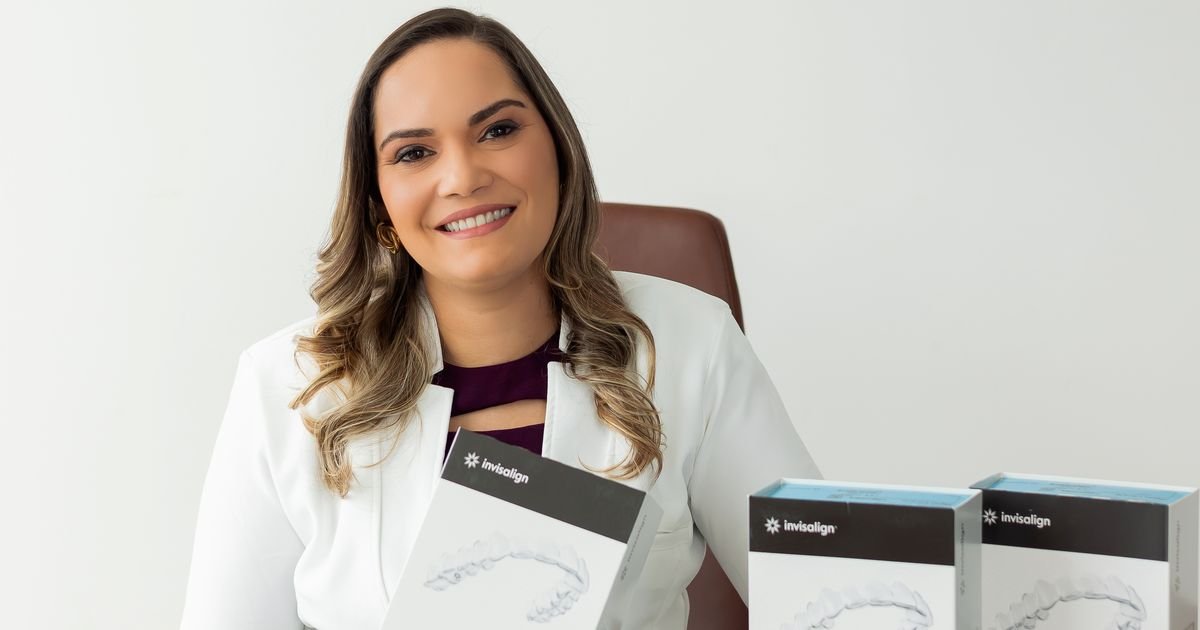 Dra. Adriana Britto com os kits de alinhadores Invisalign