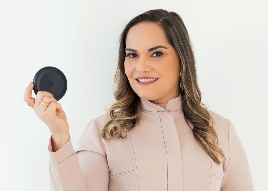 Dra. Adriana Britto segurando o estojo dos alinhadores