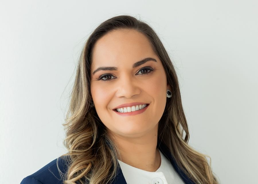 Dra. Adriana Britto sorrindo, com lentes de contato dental