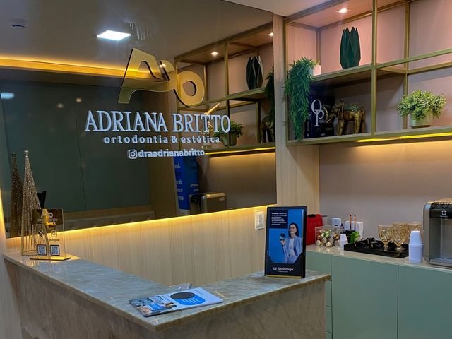 Recepção acolhedora e iluminada