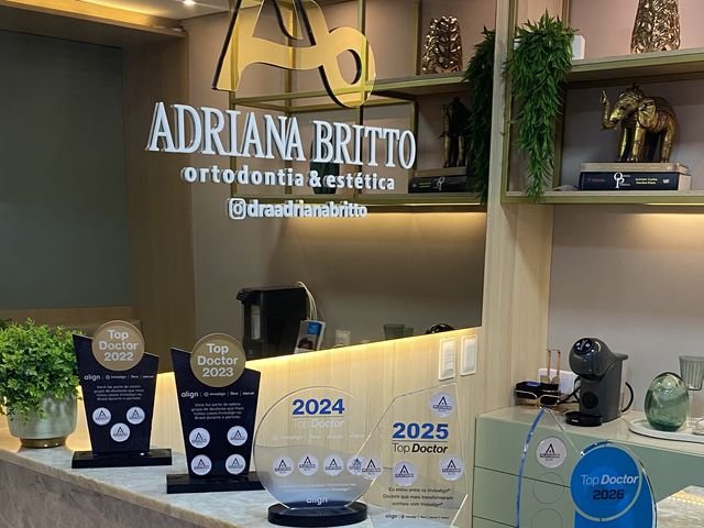 Troféus Invisalign Top Doctor na recepção